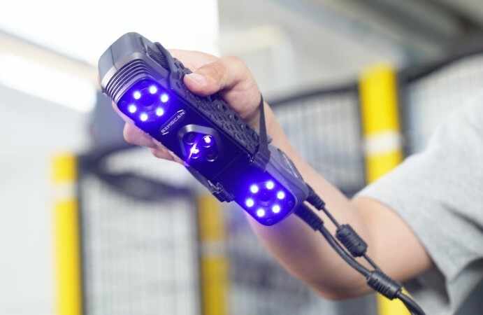 機械部品の検査のためのハンドヘルド3DスキャナーSIMSCAN